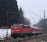 kbs-950-inntalbahn 111 023-8 zieht den RE 30017 'M�nchen-Salzburg-Express' kurz nach dem Halt in Gro�karolinenfeld gen Rosenheim. 8.2.10