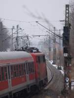Eine unbekannte 111 zieht am 8.2.2010 den RE 30024 am ...
