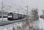Die zur MRCE geh�rende 185 553-4 donnert mit einem Kesselzug ...