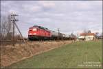 Mit einem Kesselwagenzug von Stendell nach Cunnersdorf (b.Kamenz) passiert 233 ...