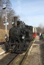 Kindereisenbahn Budapest 490.039 mit Zug 363 im Bf. Szepjuhaszne am 27.Feb.2010.