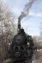Kindereisenbahn Budapest 490.039 wartet am 27.Feb.2010 mit Zug 363 im Bf. Janos-Hegy auf die Kreuzung mit Zug 136.