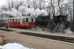 Kindereisenbahn Budapest 490.039 wartet am 27.Feb.2010 mit Zug 362 im Janos-Hegy auf die Kreuzung mit Zug 135.