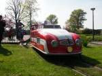 Die Porsche-Lok f�hrt aus dem Bahnhof Tanzbrunnen .Kleinbahn im Rheinpark in ...