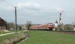 Ohne Halt brummt der IRE 3104 durchs Klettgau, hier am ... Ohne Halt brummt der IRE 3104 durchs Klettgau, hier am ...