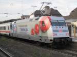 Eine besondere Bespannung vom IC 2318 Stuttgart-K�ln. 101-144 'Hertha BSC' schiebt diesen Zug am Abend des 31.7.10. Hier beim Halt in Koblenz