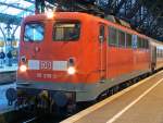110 200-3 vor einem IC in K�ln Hbf am 15.01.2010 ...