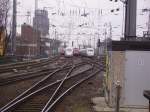 koln-hbf Diese Lustige Szene sah man am 6.2.10 am K�lner Hbf. Rechts der ICE fuhr volle Kanne aus dem Bahnhof Raus und kriegt dann das Rote Signal und blieb dort 10 Min. stehen. Die Br 120 stand als 1. vor dem K�lner Hbf und war P�nktlich aber hinten Links kommt Br 101 mit 15 Min. Versp�tung und fuhr mit Viel Speed in den Bahnhof rein. der ICE 3 fuhr dann auch rein und die Br 120 die P�nktlich war hupte mal, dann kriegte sie einfahr erlaubnis und auf dem Bildschirm sieht man IC 20 Min Versp�tung. 