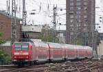koln-hbf Die 146.0, dessen Lack bisher wohl am meisten gelitten hat, 146 004-7 mit dem RE11020 aus Koblenz nach Emmerich bei der Einfahrt in K�ln Hbf, 23.7.10