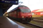konstanz Re 460 027-6 'Striegel' mit ihrem IR nach Biel in Konstanz am 26.12.09.