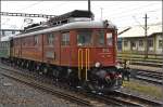 konstanz Ae 6/8 der BLS f�hrt mit ihrem Sonderzug nach Altnau. An ihrer Stelle war eigentlich BR 023 der Eurovapor vorgesehen. Vielleicht das gr��ere Highlight? Im Hintergrund der ehemalige G�terschuppen der SBB, heute Turnhalle. (Konstanz, 02. Mai 2010)