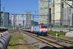 KORAIL E Lok 8239 mit Reisezug bei Durchfahrt ohne Halt im Bahnhof Yongsan in der Hauptstadt Seoul. Der Zug kommt von Seoul Station und fährt nach Busan am 10.06.2017