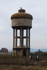Der alte Wasserturm im Bahnhof Fushe Kosove / Kosovo Polje zeugt am 11.10.09 mit seinem roten Stern immer noch von den Zeiten der jugoslawischen Staatsbahn.