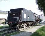 Der Tender von JZ 26 042 im Sommer 2001 kurz kurz vor der uerlichen Aufarbeitung auf dem Denkmalssockel vor dem Bahnhof Kosovo Polje bei Pristina. Er wurde zur Aufstellung an die 01 043 gekuppet. Die Original-Schilder der Bahnerwaltung JZ wurden brigens vor der Restaurierung entfernt, um politisch motivierte Beschdigungen an der Lok zu vermeiden.