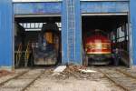 Lok 008 (NOHAB Di3) und Lok 002 (BR 661  Kennedy-Lok ) warten am 11.10.09 in der Halle des BW Fushe Kosove / Kosovo Poloje auf ihre nchsten Einstze.