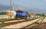 Nach dem Absetzen des RegioJets in Split (HR) stellt sich 2044 011 (92 78 2044 011-7 HR-HŽPP | EMD GT22HW-2) im Bahnhof Solin ab – vermutlich auch, um zu tanken.