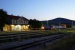 Am nchsten Tag hat 2044 026 den Regionalzugumlauf nach Perković bernommen. Um 5 Uhr morgens findet dort die erste Wende von Zug 5500 auf 5501 statt. Nach dem strzen wird nur noch auf die Abfahrtszeit und Zug 5801 von Knin gewartet, dann gehts wieder zurck nach Split. 24.07.2013
