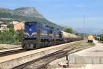 2062 110 und 2062 114 mit Güterzug 60340 Solin-Ogulin auf Bahnhof Kaštel Stari am 29-5-2015.