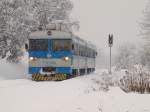 Triebwagen 7121 028 bahnt sich durch dichtes Schneetreiben den Weg nach Zabok. Zur Zeit herrschen in Kroatien tief winterliche Bedingungen, in zwei Tagen ist über ein halber Meter Neuschnee gefallen und der Schneefall hält weiter an. / 15.01.2012.