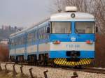 Triebwagen 7121 030 bei der Ausfahrt aus Haltestelle Hum-Lug im Verlauf der Strecke Varazdin - Zagreb / 24.11.2012.