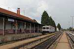 Am 15.9.2022 wartet der 7122 003 im Bahnhof Čakovec vor einem aufziehenden Gewitter auf die Abfahrt. 