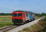Ursprünglich als SJ Y1 in Schweden unterwegs, kamen  Mitte der 1990er Jahre an die 20 Stück nach Kroatien wo sie noch heute als HŽ serija 7122  auf Nebenbahnen anzutreffen sind. 7122 004 war am Vormittag des 28.08.2015 als Zug 3311 von Mursko Sredisce nach Varazdin unterwegs und wurde von mir bei Pusnice fotografiert.
