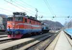 Lok 1141 233 wird am 09.04.2006 im Bahnhof Moravice von der Lok 1061 016 vom Zug abgezogen und abgestellt.