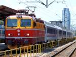 1142 015 wartet mit Schnellzug Zagreb - Vinkovci auf die Abfahrt. / 06.07.2011.