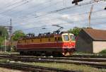 Da die meisten Zge in Vinkovci enden, herrscht dort generell ein reger
Rangierverkehr. Hier setzt am 6.5.2010 gerade HZ Elektrolok 1142 013
um.