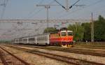 Ein schmucker Zug der HZ fhrt mit Zuglok 1142.009 in den Bahnhof  Streznevojna Vepolje ein.