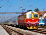 1142 001 mit Schnellzug B741 von Zagreb nach Vinkovci im Bahnhof Nova Kapela-Batrina. Diese Lok stellte bei Testfahrten im Jahr 1983 mit 181 km/h den kroatischen Geschwindigkeitkeitsrekord fr Schienenfahrzeuge auf. / 23.09.2013.