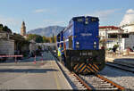 2044 011 (92 78 2044 011-7 HR-HŽPP | EMD GT22HW-2) rollt samt Rangierer an zwei Autoreisezugwagen im Bahnhof Split (HR) heran, die an einen Nachtzug angekoppelt werden.