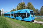 Kroatien / Straßenbahn Zagreb / Tramvaj Zagreb / Zagrebački Električni Tramvaj (ZET): CroTram TMK 2200 - Wagen 2260, aufgenommen im Oktober 2017 in der Nähe der Haltestelle