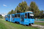 Kroatien / Straßenbahn Zagreb / Tramvaj Zagreb / Zagrebački Električni Tramvaj (ZET): Tatra KT4YU - Wagen 303, aufgenommen im Oktober 2017 in der Nähe der Haltestelle