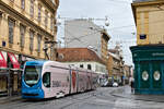 Am 26.09.2022 erreicht Fahrzeug-Nr. 2204 auf der Linie 11 Dubec-Črnomerec im Rücken des Fotografen die Haltestelle Frankopanska.