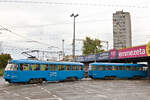 Motorwagen 454 mit Beiwagen 836 auf der Linie 6 Sopot-Črnomerec unterfahren am 26.09.2022 die Eisenbahnüberführung in der Nähe der Stajalište taksija Zagreb Bus Station.