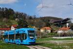 Tw.2301 umrundet die Wendeschleife der Endstelle Dolje. Rechts sieht man die Umlenkstation der neuen Seilbahn auf den Zagreber Hausberg Sljeme, die ebenfalls von der ZET (Zagrebacki Elektricni Tramvaj D.O.O.) betrieben wird. (23.03.2024)