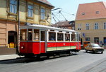 Der historische Tw 8 der Straßenbahn Osijek am 21.05.2009. Dieser Straßenbahnbetrieb ist der älteste Kroatiens, wurde aber erst 1926 vom Pferdedbahn- auf elektrischen Betrieb umgestellt. Während der kriegerischen Auseinandersetzungen zwischen Kroatien und Serbien in der ersten Hälfte der 1990er Jahre stand Osijek monatelang unter serbischen Beschuss, dabei kamen rund 800 Zivilisten um. Am Haus hinter dem Triebwagen sind noch Einschusslöcher sichtbar.