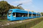 Kroatien / Straßenbahn Zagreb / Tramvaj Zagreb / Zagrebački Električni Tramvaj (ZET): CroTram TMK 2200 - Wagen 2205, aufgenommen im Oktober 2017 an der Haltestelle  Sopot  im Stadtgebiet von Zagreb.