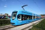 Kroatien / Straßenbahn Zagreb / Tramvaj Zagreb / Zagrebački Električni Tramvaj (ZET): CroTram TMK 2200 - Wagen 22118, aufgenommen im Oktober 2017 in der Nähe der Haltestelle