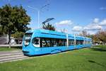 Kroatien / Straßenbahn Zagreb / Tramvaj Zagreb / Zagrebački Električni Tramvaj (ZET): CroTram TMK 2200 - Wagen 2232, aufgenommen im Oktober 2017 an der Haltestelle  Borongaj  im Stadtgebiet von Zagreb.