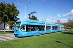 Kroatien / Straßenbahn Zagreb / Tramvaj Zagreb / Zagrebački Električni Tramvaj (ZET): CroTram TMK 2200 - Wagen 22133, aufgenommen im Oktober 2017 an der Haltestelle  Borongaj  im Stadtgebiet von Zagreb.