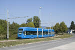 Am 6. September ist TMK 2200 2282 als Linie 2, Kurs 12 unterwegs und verlässt hier soeben die Haltestelle Munja in Richtung Savišće. 