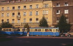 Auf der Savska cesta am Rooseveltov trg ist der Zagreber Zweiachser 181 mit vierachsigem Beiwagen an einem Sommerabend 2005 unterwegs