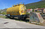 Dieser nicht mehr genau identifizierbare Kesselwagen trägt die Bezeichnung  Ukk-zž  (40 78 9061 xx2). Er ist mit Löschwasser (Kroatisch: voda) gefüllt und steht im Bahnhof Kaštel Stari (HR).

🧰 HŽ Infrastruktura d.o.o.
🕓 3.9.2022 | 9:00 Uhr

(Selbstfreischaltung wegen Graffiti. Danke an die Admins.)