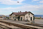 Das Empfangsgebäude des Bahnhofs Kaštel Stari (HR) beherbergt auch das Fahrdienstleiter-Stellwerk und wird im Minutentakt von Metallvögeln überflogen, die Urlauber zum Flughafen