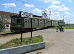 Die Hershey-Bahn ist die einzige elektrifizierte Eisenbahnstrecke auf Kuba, hier verkehren im September 2004 mit aus Spanien importierten U-Bahn-Triebwagen zwischen Havanna Casablanca und Matanzas.