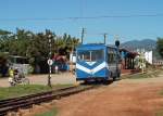 Nur noch wenige Meter, dann hat der Triebwagen 637 am 26.10.2014 sein Ziel erreicht, den Bahnhof (aus unserer Sicht wohl eher ein Haltepunkt) in Trinidad. Obwohl der
Bahnübergang nicht gesichert ist, lassen die meisten Personen (egal ob mit oder ohne Fahrzeug) etwas Vorsicht walten und schauen, ob da ein Zug kommt. Die Strecke führt dann weiter in Richtung Valle de los Ingenios, allerdings nicht für den niedlichen Triebwagen, der pendelt nur zwischen dem Hafenstädtchen Casilda und Trinidad. 