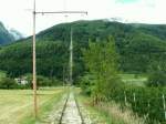 Laaser Marmorbahn S�dtirol,Laas im Vinschgau.Laaser Marmorbahn.Der 600m 
lange Teil der Flachbahn,1000mm,vom Werkgel�nde der Lasa Marmo AG
zum Bremsberg.Oben am Berg gibt es nochmals einen Flachteil von 
ca.1,9km L�nge.Urspr�nglich war die Bahn akkubetrieben,1937 wurde sie elektrifiziert und 1997 der Betrieb auf dieselelektrischen Betrieb umgestellt.01.06.10