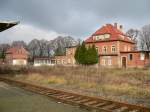 Das Bahnhofsgeb�ude in Laucha, was noch eine Bahnhofsgastst�tte beherbergt. Hinter ...